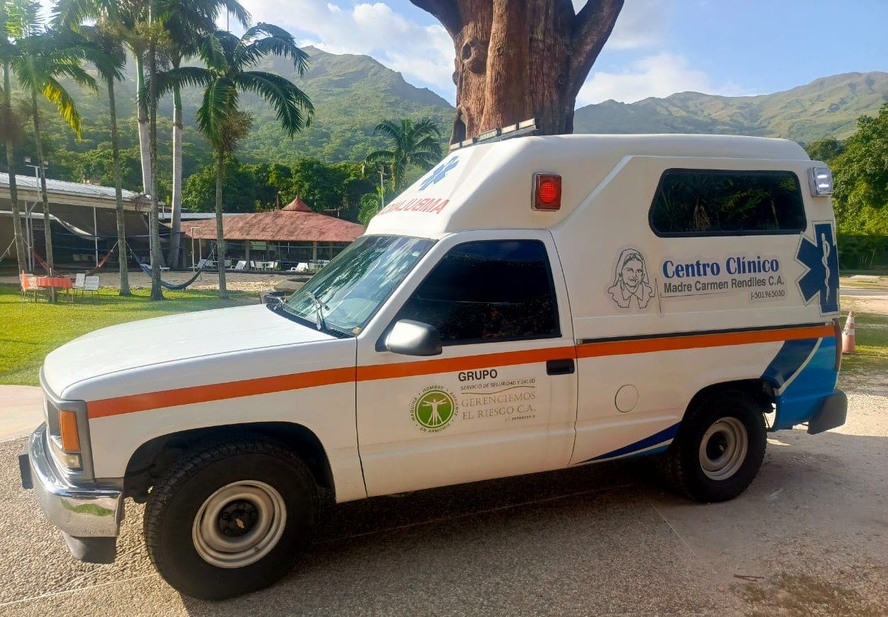 Ambulancia del Centro Clínico Madre Carmen Rendiles